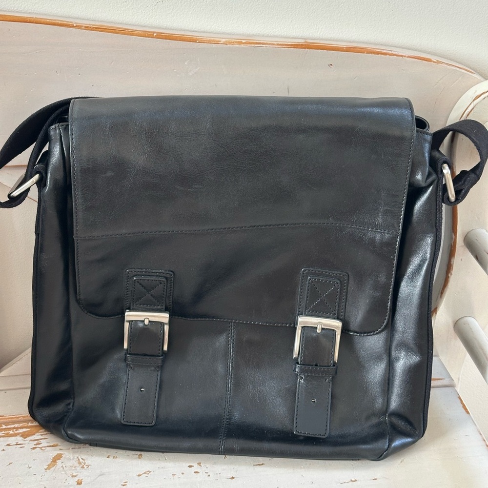 EUC Fossil Black Leather Messenger Bag